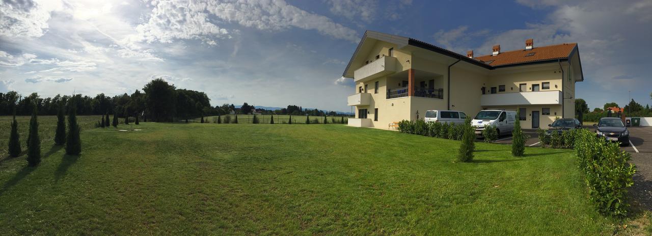Mattone Aparthotel Lanzenkirchen Esterno foto